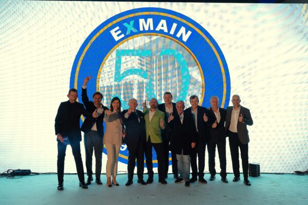 Foto de grupo con los equipos de EXAMAIN y AUTOSA