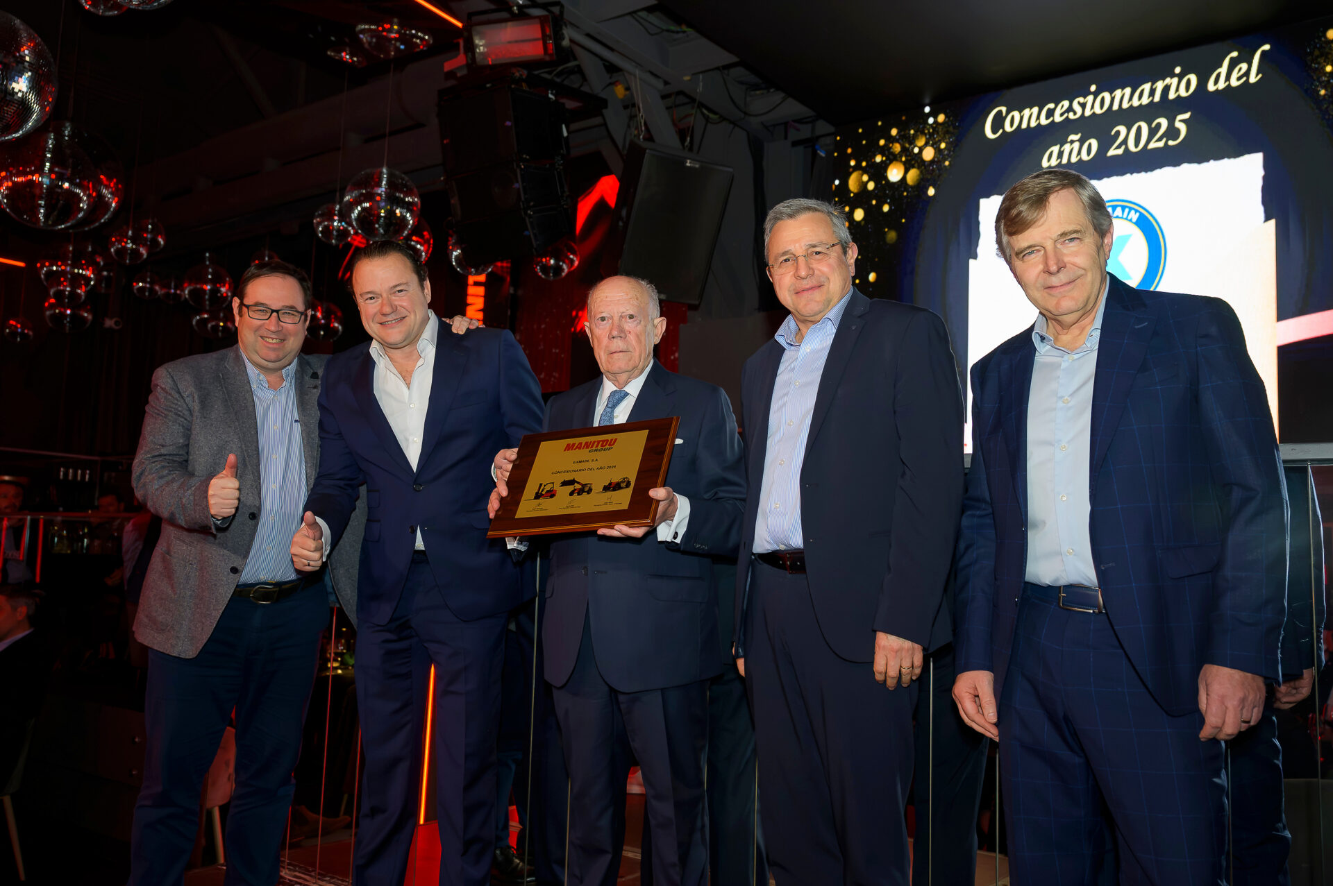 Representantes de Manitou y Exmain tras la entrega del premio